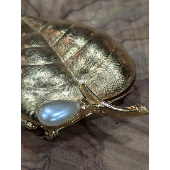 Avon 1972 Golden Leaf Solid Compact Pin Brooch with Faux Pearl Berry - Picture 4 of 6